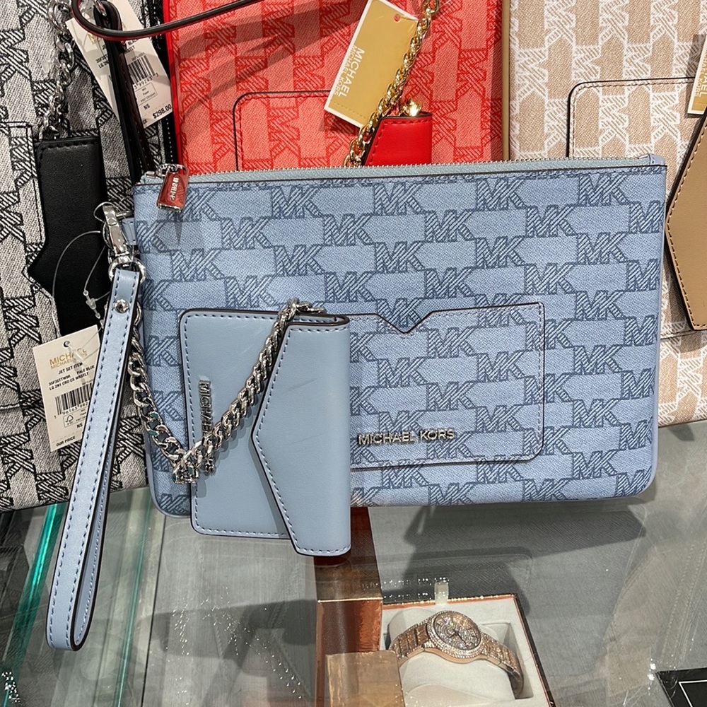 MICHAEL KORS JET SET ITEM LG 2 in 1 CARD CASE & WRISTLET
Pale Blue 
NWT - Picture 12 of 16